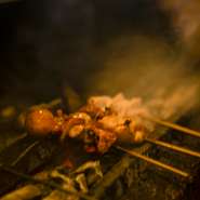 朝からスタッフ総出で鳥のばらしに串打ち。タレの注ぎ足しや仕込み、種火の準備まで、すべてを手仕事でやるのがうちのスタイル。昼をやれないほど手間はかかりますが、その分おいしい焼鳥ができると思っています。