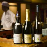 フランス産を中心にイタリア産やスペイン産など約40種が揃うワインは、店主自らが焼き鳥との相性を考えた上でセレクト。グラスワインは、赤、白が各4種類、スパークリングも1種類用意しています。