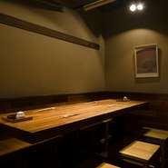 カウンター中心の店ですが、グループでも楽しめるよう6名まで座れるテーブル席も用意。店の奥にレイアウトされているので、カウンター客の視線を気にせず、くつろぐことができます。