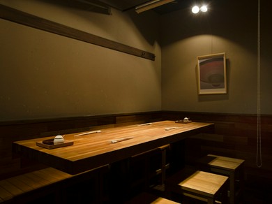 仲間とじっくりと焼き鳥を味わいたい時はテーブル席を