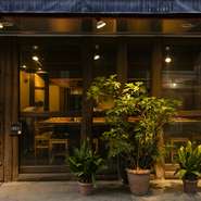 曇りガラスの焼き鳥店とは異なり、一面がガラス張りになっているため、外からでも店内の賑わいが窺える店構え。店内もカウンター中心のレイアウトなので、ひとりでも気後れすることなく入店できます。