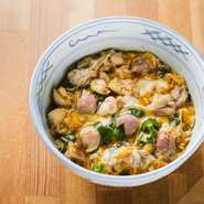 奥久慈しゃものダシを丁寧に抽出したガラスープで作る、〆の一品として人気のメニュー。モモ肉とムネ肉を使い、異なる食感を引き出します。ハーフサイズも用意。