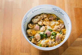 贅沢な奥久慈しゃものガラスープで作る『軍鶏親子丼』