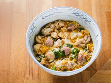 贅沢な奥久慈しゃものガラスープで作る『軍鶏親子丼』