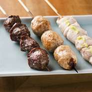 備長炭で丁寧に焼き上げる焼き鳥はどれも逸品揃い。左から、米酢とハーブを合わせたタレで味わう『砂肝』、淡泊ながらしっかりと旨みを感じる『わさび焼き』、ふわりと柔らかな『ツクネ』。