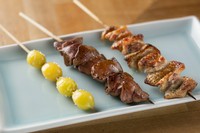 左から『ギンナン』『レバー』『皮』。『レバー』は淀みない旨みが鮮度のよさを物語り、『皮』はパリッとした食感と上質な脂の取り合わせが絶妙。