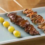 奥久慈しゃもは丸鶏で仕入れ店で捌くため、新鮮そのもの。その抜群の鮮度を物語るのが、臭みがなく、しっとりとした食感の『レバー』です。醤油とバルサミコを合わせた特製のタレで味わってください。