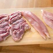 焼き鳥に使う奥久慈しゃもは、名古屋コーチン×ロードアイランドの雌と軍鶏の雄をかけ合わせた地鶏。脂肪分が少なう緻密な肉質は、旨みと風味が豊かで、全国トップクラスの地鶏ブランドとして知られています。