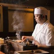 カウンターが中心の店ですので、誰もが心地よい時間を過ごしてもらことを第一に考えます。その中で、お客様が手持ちぶさたにならぬよう、各々の食べるスピードを見計らって焼き鳥を提供します。