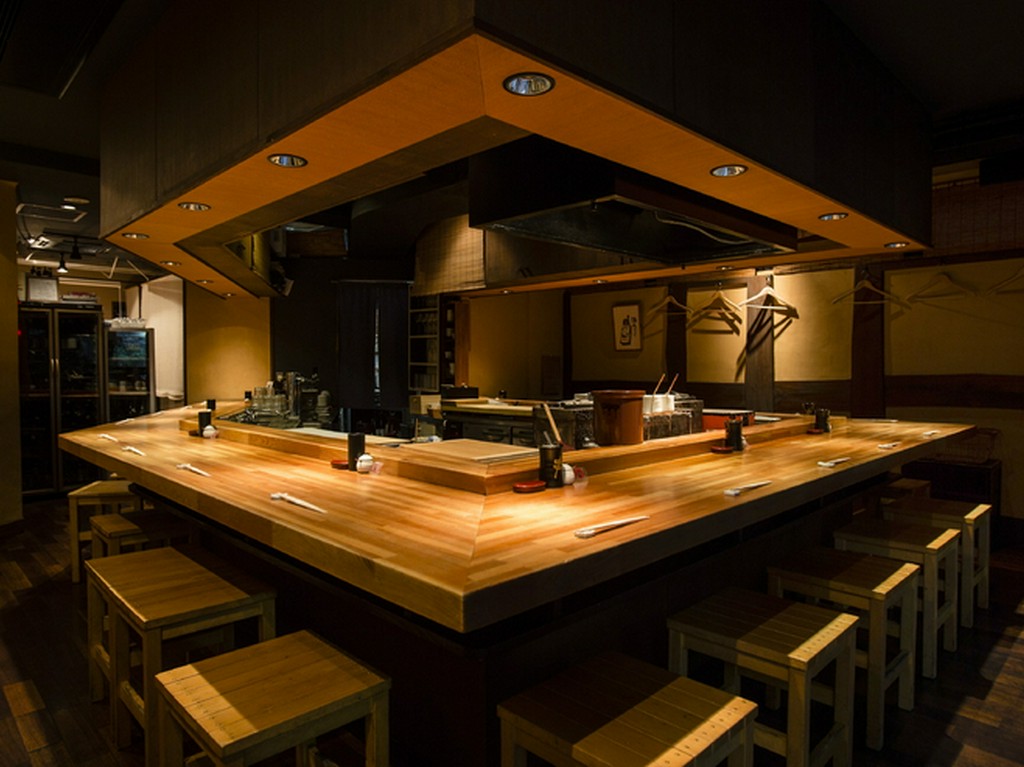 カウンター中心の焼き鳥店ながら、ゆったりと楽しめる雰囲気