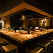 6名までが座れるテーブル席もありますが、カウンターも焼き鳥をじっくりと楽しんでいただける雰囲気です。目の前で焼き鳥が焼かれていくライブ感を楽しみつつ、自慢の味を堪能してください。