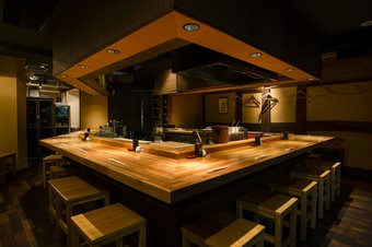 カウンター中心の焼き鳥店ながら、ゆったりと楽しめる雰囲気