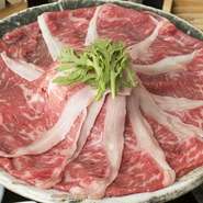 「山形牛」「近江牛」など日本各地のブランド牛から吟味して、しゃぶしゃぶやすき焼きに最適な素材を厳選しています。