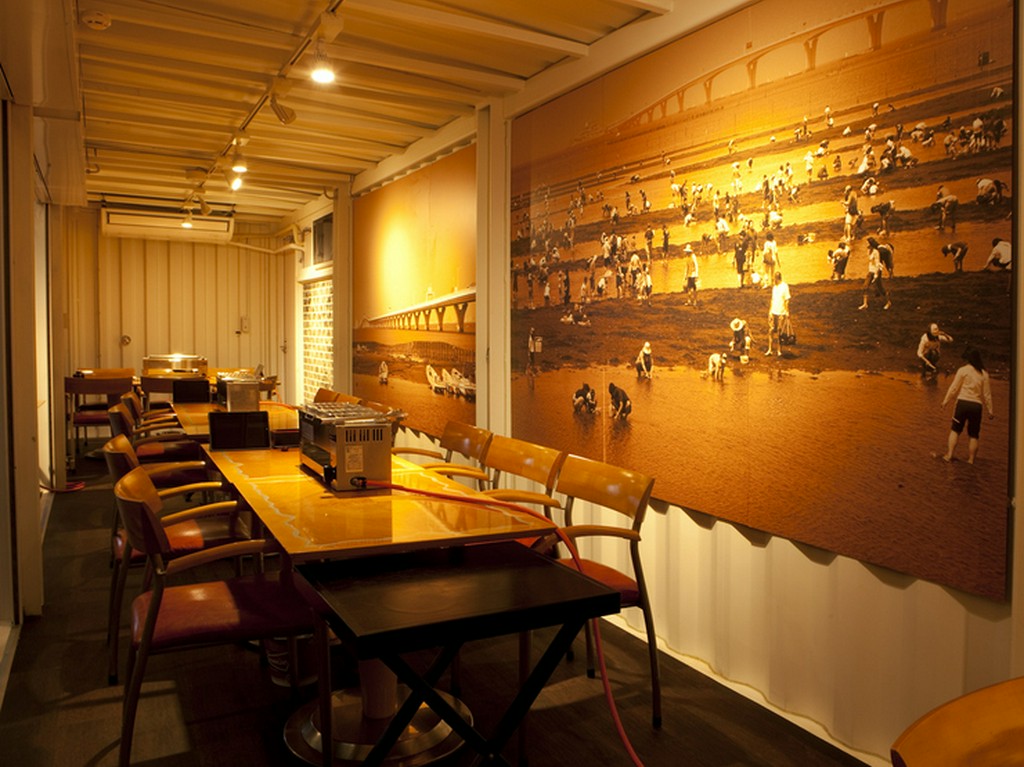 リゾート気分を味わえる浜焼きゾーンで東京湾の海の幸を堪能