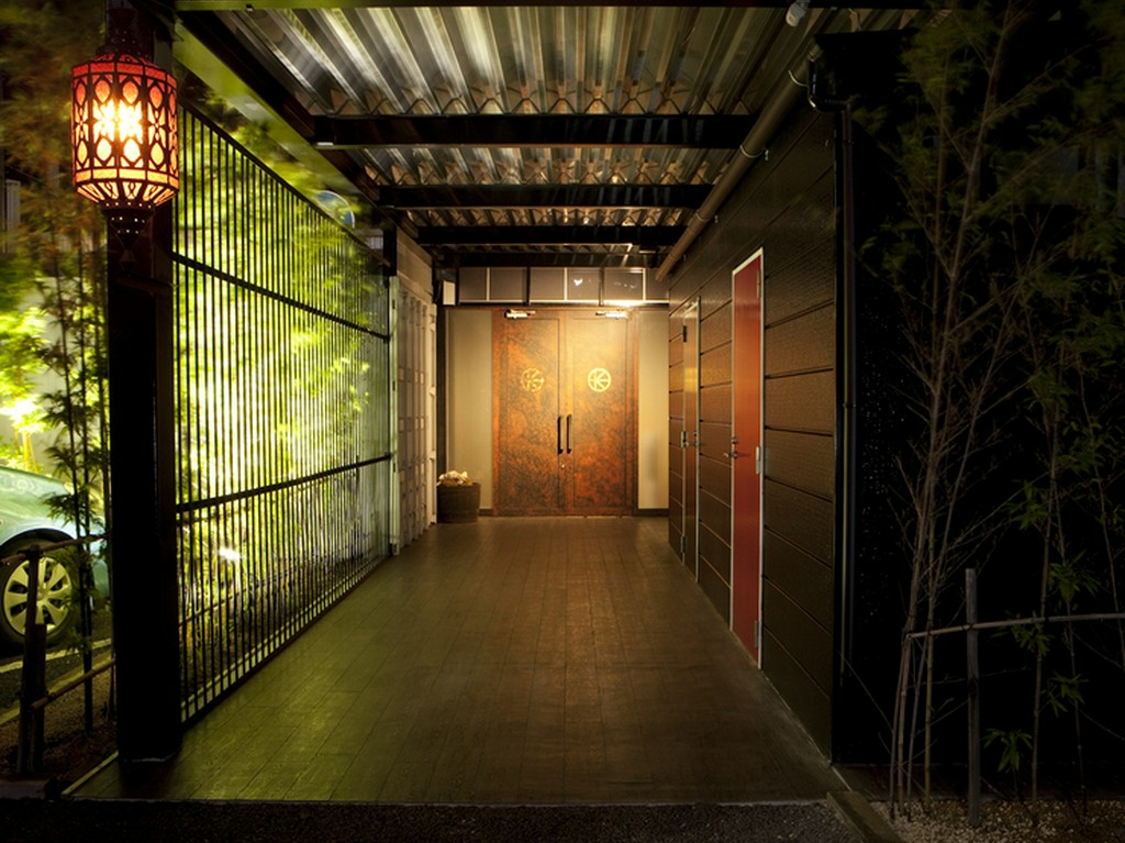 外の喧噪を感じさせず、隠れ家のようにひっそりとした佇まい