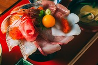 キサラこだわりの赤酢を使った酢飯と、新鮮な海鮮素材の贅沢な海鮮丼。
