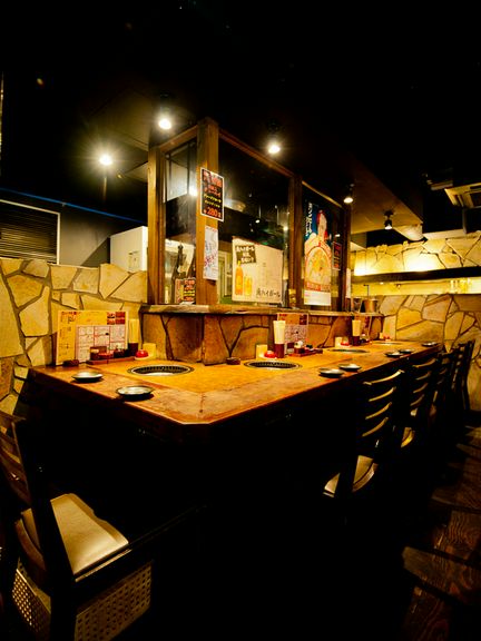 至近距離で肉を焼き合えば、二人の仲も深まります