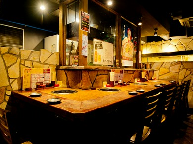 至近距離で肉を焼き合えば、二人の仲も深まります