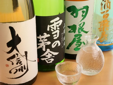 季節の魚介に合わせて、お酒は日本酒や白ワインを中心に