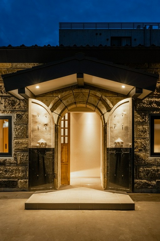 圧倒的な存在感を放つ石蔵造のお店です。