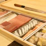 ここでのメニューは店主の『おまかせ』。北海道近海の旬の魚介を中心に厳選した食材が揃います