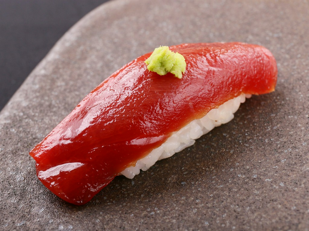 吟味し仕入れるという天然物の本鮪。『鮪』この艶やかな鮪は赤身のづけ
