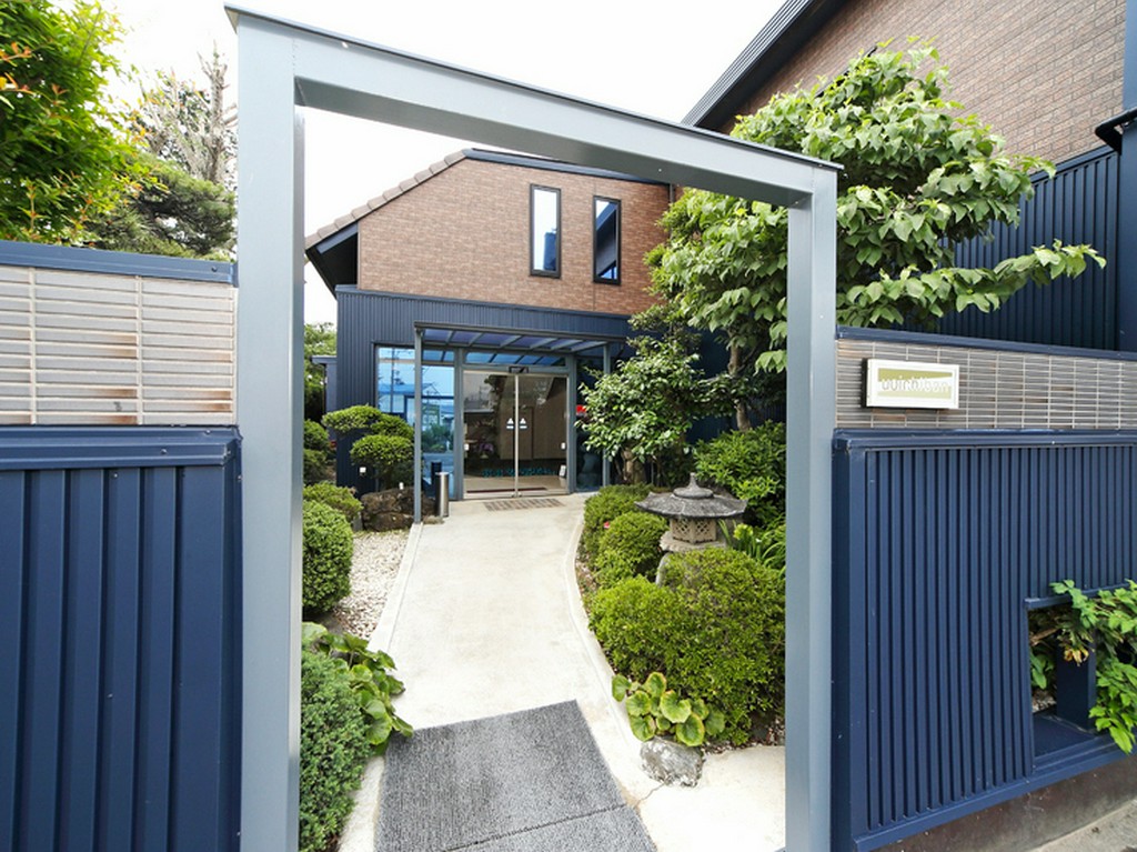 鮮やかな青門の向こうに庭園を眺めて食事ができるリラックス空間