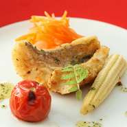 じっくりと火を通すことで、魚の旨味を活性化させています。盛り付け方や彩りにもこだわりを持った一皿。
