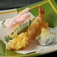 一品一品丁寧に揚げているので、仕上がりはカラッとしています。魚介類や野菜など様々な素材を堪能できるメニュー。