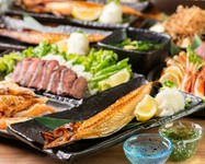 「伴助サバ」、「牛サガリのガーリックステーキ」等お肉もお魚も楽しめて､メインには選べるお鍋付き！