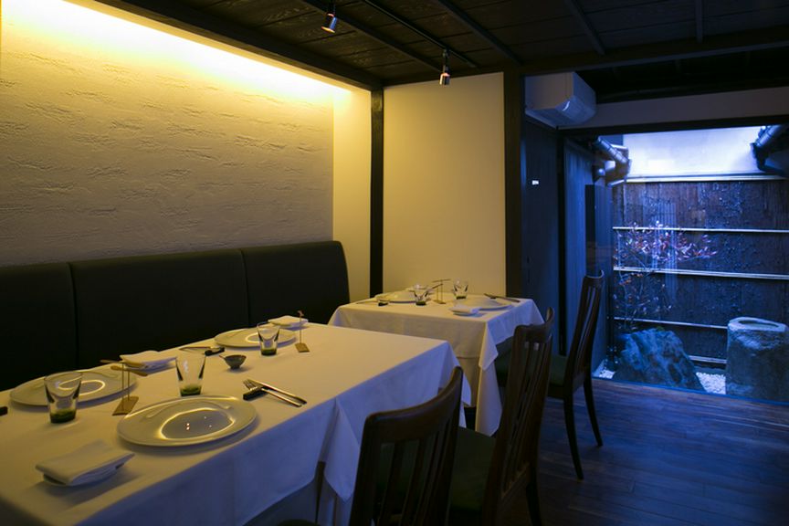 坪庭を絵画に見立てて。シンプルに食事を楽しむための空間