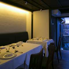 坪庭を絵画に見立てて。シンプルに食事を楽しむための空間