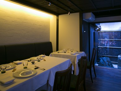 坪庭を絵画に見立てて。シンプルに食事を楽しむための空間