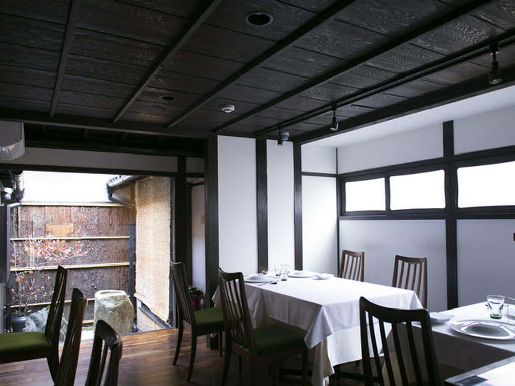 1階は12名、2階は予約制の個室。アットホームなひとときを