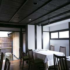 1階は12名、2階は予約制の個室。アットホームなひとときを