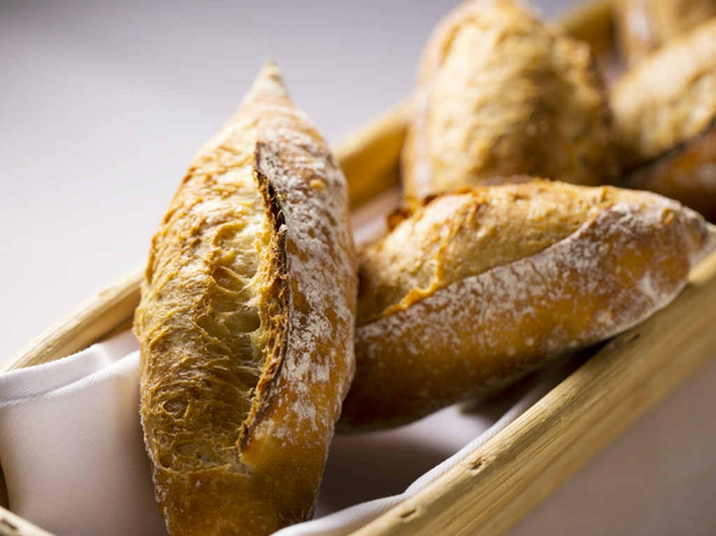 北海道産小麦が香ばしい『手捏ね低温長時間熟成バゲット』