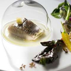 魚料理より『サワラの腹身ミキュイ炙り焼き、塩レモンと冷燻オイル』