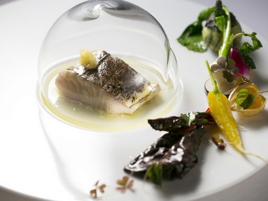 魚料理より『サワラの腹身ミキュイ炙り焼き、塩レモンと冷燻オイル』