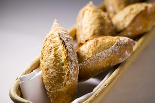 『自家製バゲット』は軽い口当たりの発酵バターでどうぞ