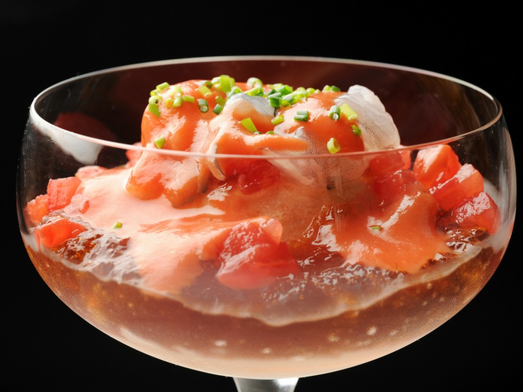 『トマトのバヴァロア　生エビ添え』