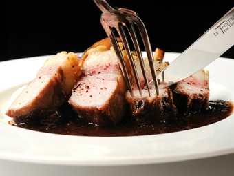 『島根県産イノシシのロースト　マダガスカル産野生胡椒の風味』