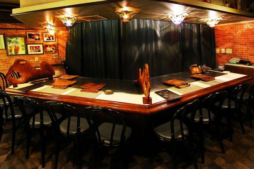 広々としたカウンター席であたたかなおもてなし