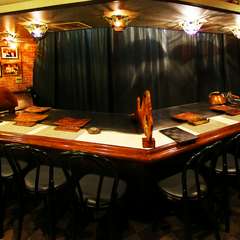 広々としたカウンター席であたたかなおもてなし