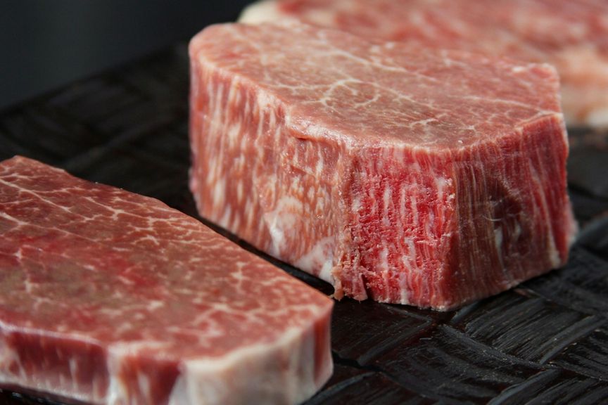 厳選した「黒毛和牛」を鉄板焼スタイルで堪能できる