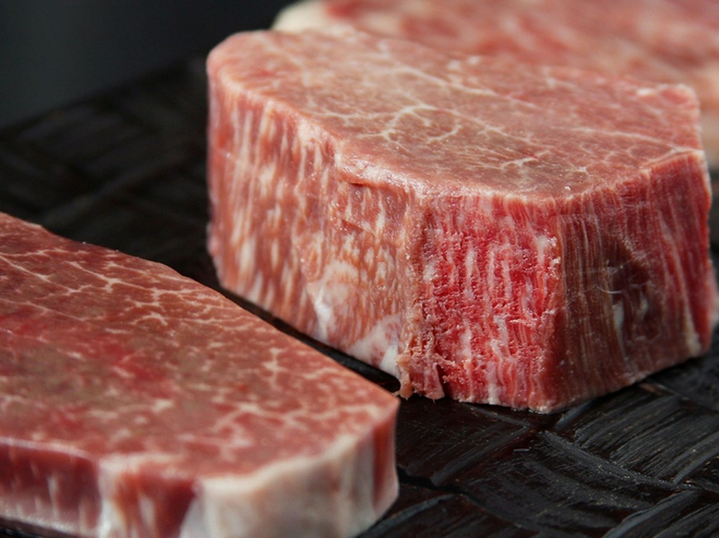 厳選した「黒毛和牛」を鉄板焼スタイルで堪能できる