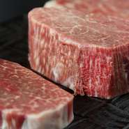 黒毛和牛専門の鉄板焼ステーキのお店です。選りすぐりのお肉は岡山県産の希少な千屋牛を中心に、神戸牛や松阪牛などのサーロインとフィレやシャトーブリアン等逸品揃い。心ゆくまでいただけます。