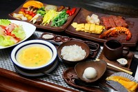 ・前菜
・コーンスープ
・季節の焼野菜
・シーフード(無頭海老・いか・ほたて貝柱)
・ステーキ(千屋牛サーロイン100g)
・ご飯
・デザート
・コーヒー　　