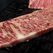 岡山ブランド「千屋牛」は生産数も少なく希少なお肉です。ジューシーな霜降りが多い『極上サーロイン』。口いっぱいに広がる旨味の贅沢な味わいを堪能できます。