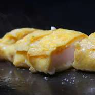 お店のスタッフがお客様の前の鉄板で焼きながらいかを卵で包みあげ、あつあつを頂ける柔らかくて美味しい自慢の『いか』。いか好きにはたまらない人気の逸品です。