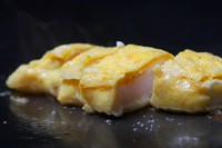 卵で包んで柔らかく焼きあげた『いか（当店名物『いか』の卵巻き）』